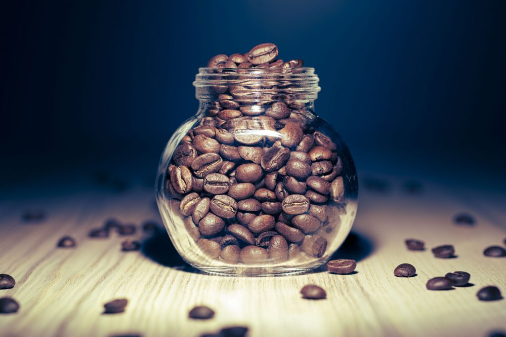 フロント、ローミディアム、ダイレクト光で撮影したコーヒー豆の入った瓶