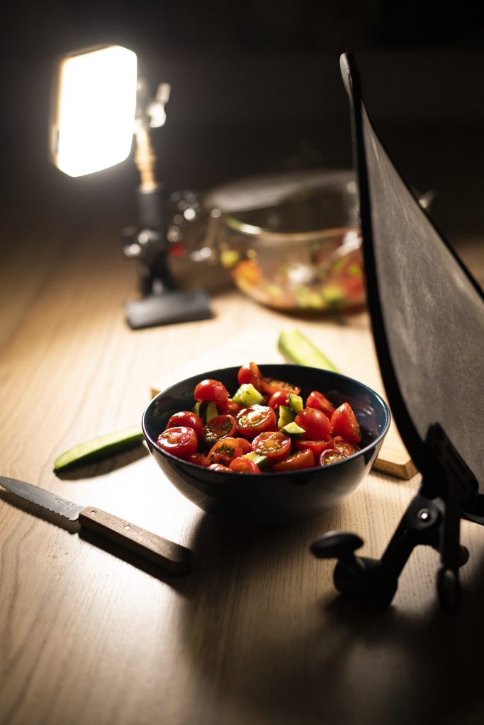 小型LEDライトとレフ板を使った料理撮影のライティングポジションの一例